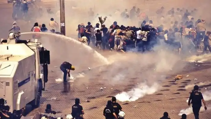 Беспорядки и массовый протест на улицах Стамбула в Турции