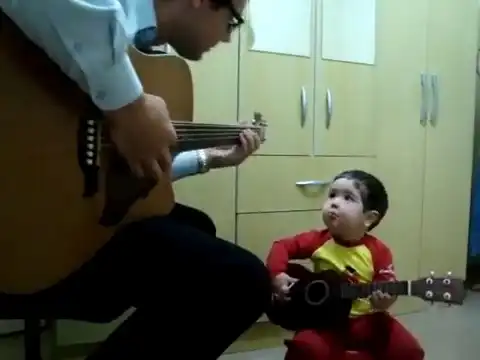 Отличный дуэт отца и двухлетнего сына исполняет песню Битлз