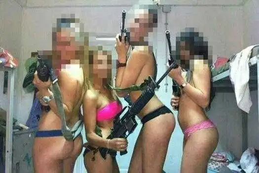 Израильские женщины-военнослужащие устроили обнаженную фотосессию