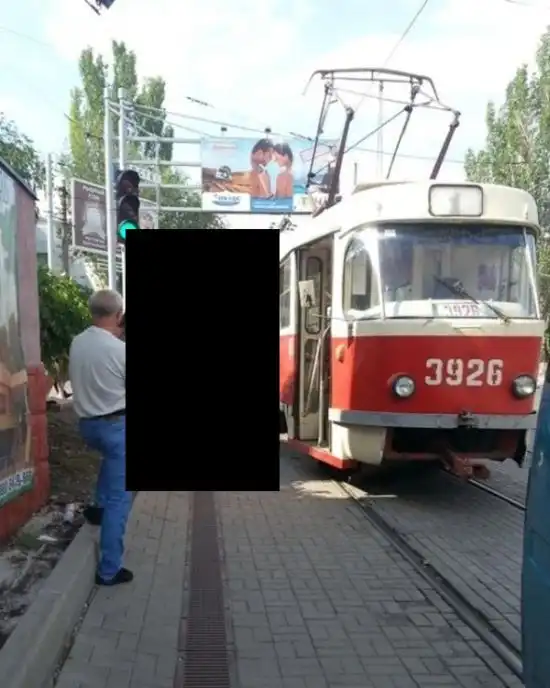 Трамвай раздавил Мазду в Донецке
