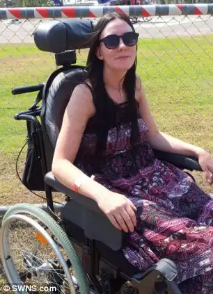 Укус комара приковал девушку к инвалидному креслу