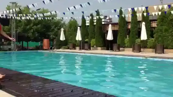 Девушка потеряла верх купальника при прыжке в бассейн