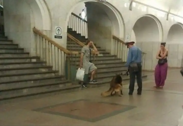 Сотрудник полиции справил нужду в метро