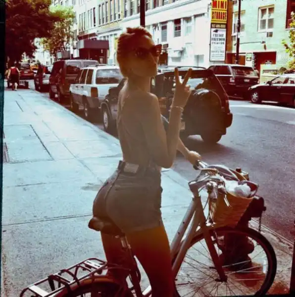 Красивые девушки на велосипедах
