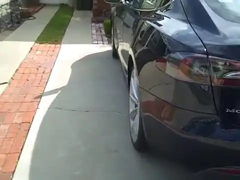 Необычная дверная ручка электромобиля Tesla Model S