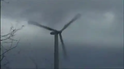 Ветряная мельница не выдержала сильного ветра во время шторма