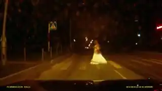 Странная невеста бродит ночью по улицам