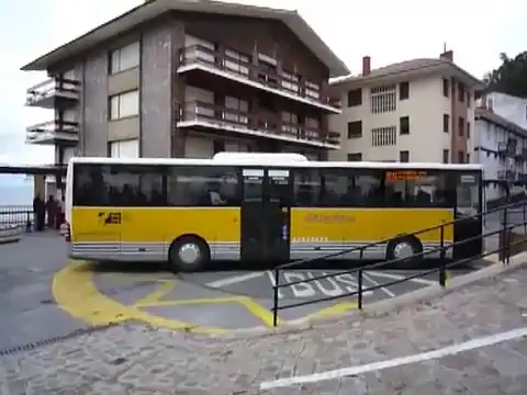 Креативная платформа для разворота автобуса на узких улицах