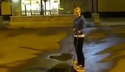 Неудачная поездка девушки на скейте