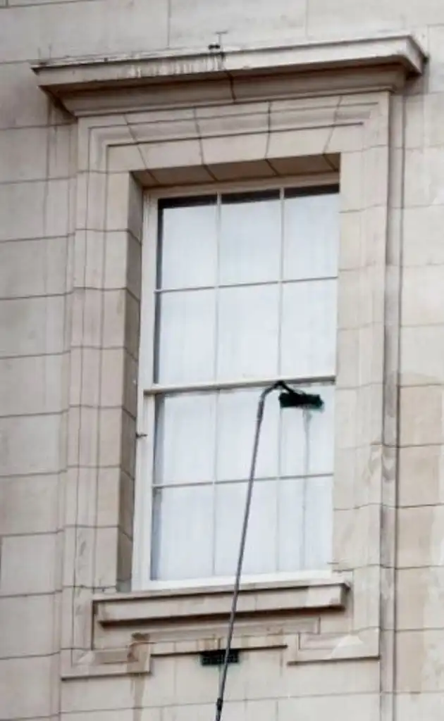 Как безопасно помыть окна на большой высоте