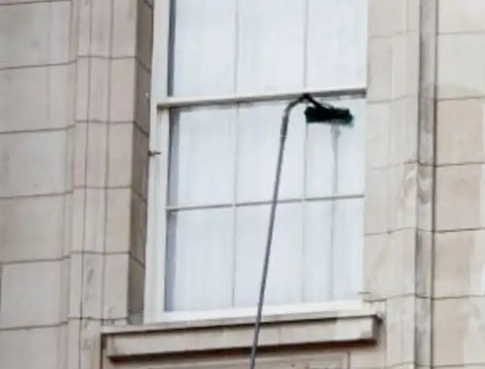 Как безопасно помыть окна на большой высоте