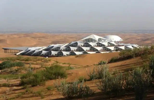 Удивительный отель-оазис посреди пустыни