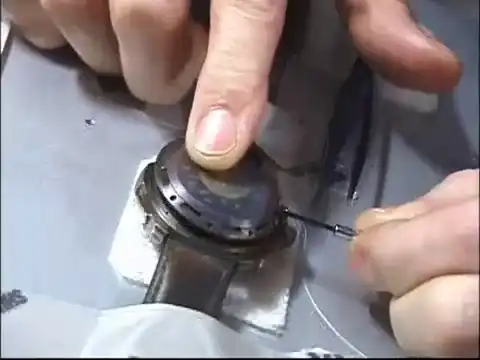 Астронавт ремонтирует часы в космосе