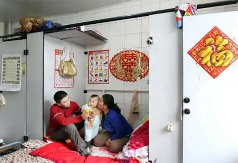 Китайская семья превратила мужской туалет в квартиру