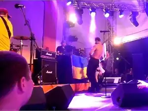 Новый прокол Bloodhound Gang: басист помочился на флаг Украины [видео 18+]