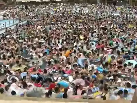 Нереальное количество людей в японском бассейне