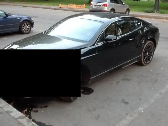 Владельца Bentley наказали за неправильную парковку