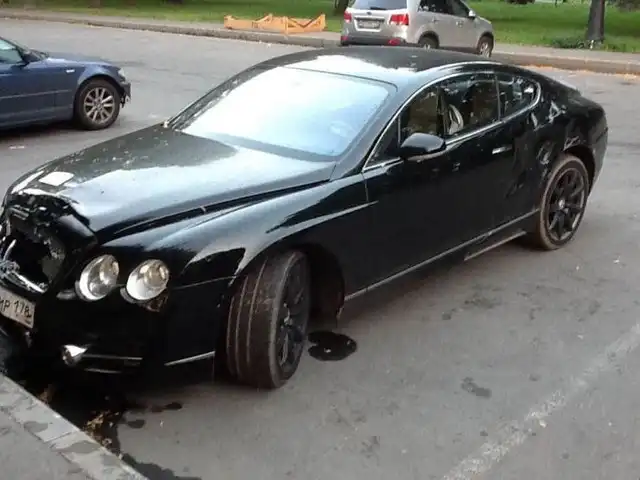 Владельца Bentley наказали за неправильную парковку