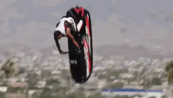 Невероятные трюки на водном скутере