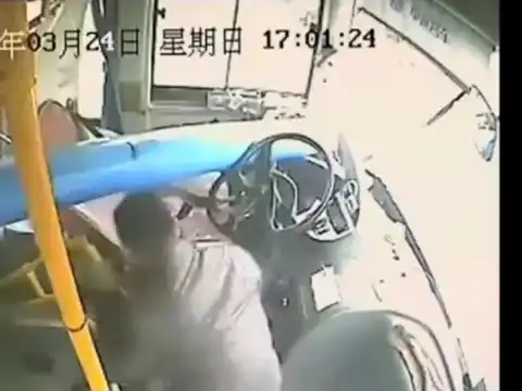 Водителю автобуса невероятно повезло при аварии