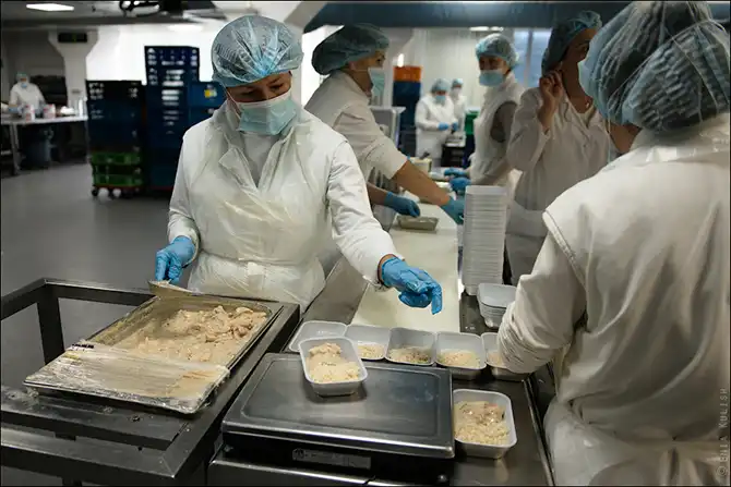 Как готовят самолетную еду