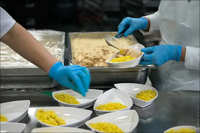 Как готовят самолетную еду