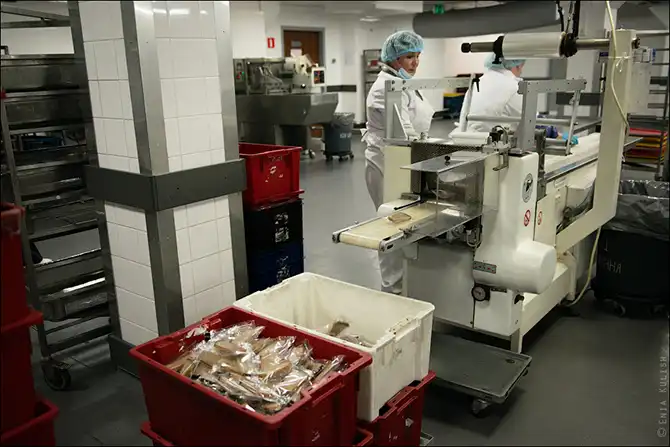 Как готовят самолетную еду