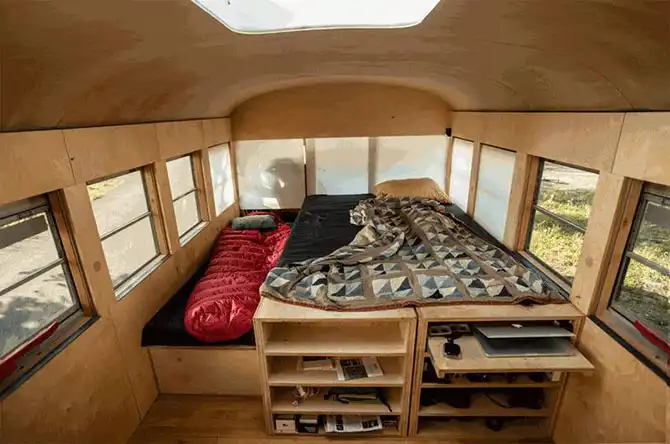 Дом на колесах из школьного автобуса