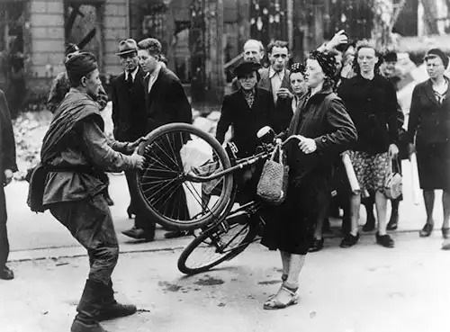Кругом вранье, или "Советский солдат отбирает у немки велосипед". К вопросу об одной исторической фальсификации.