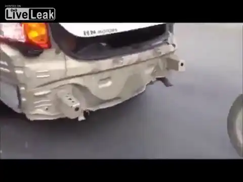 Как вообще может автомобиль с такими повреждениями ехать?