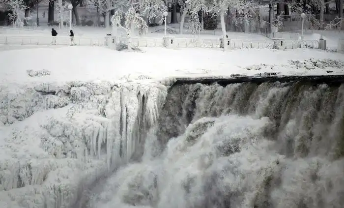 Из-за аномальных морозов в Америке замерз Ниагарский водопад