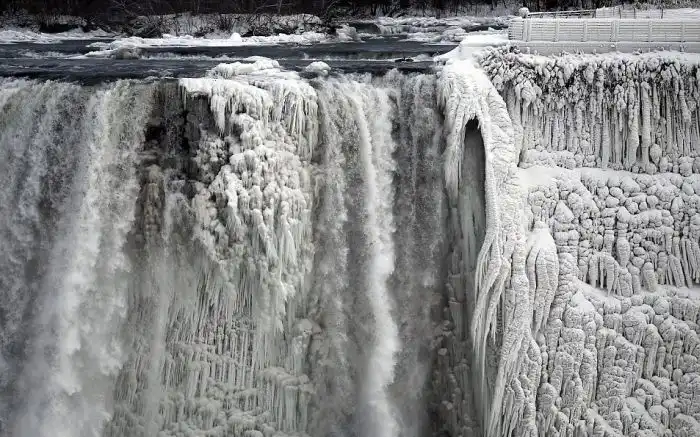 Из-за аномальных морозов в Америке замерз Ниагарский водопад