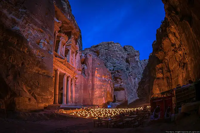 Прогулка по ночному древнему городу в Иордании