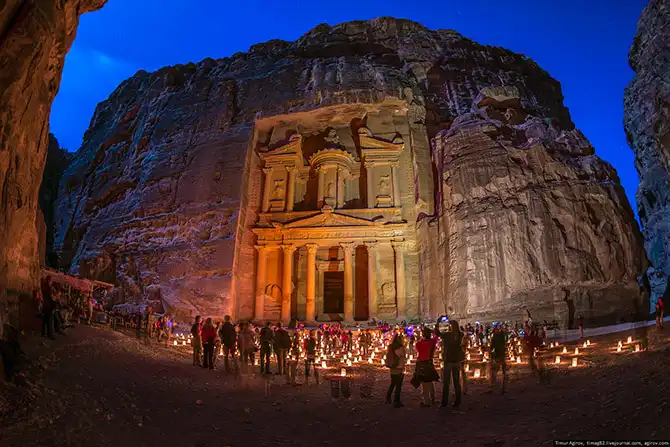 Прогулка по ночному древнему городу в Иордании