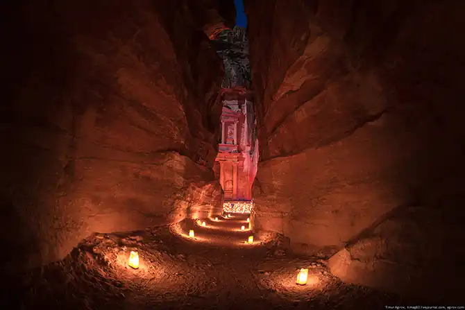 Прогулка по ночному древнему городу в Иордании