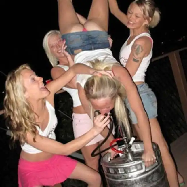 Пьяные девушки отрываются на полную катушку