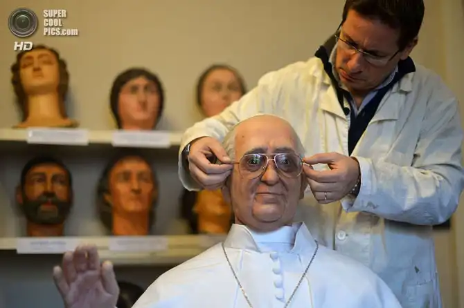 Знаменитости и их восковые двойники