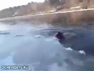 Идиот провалился под лед