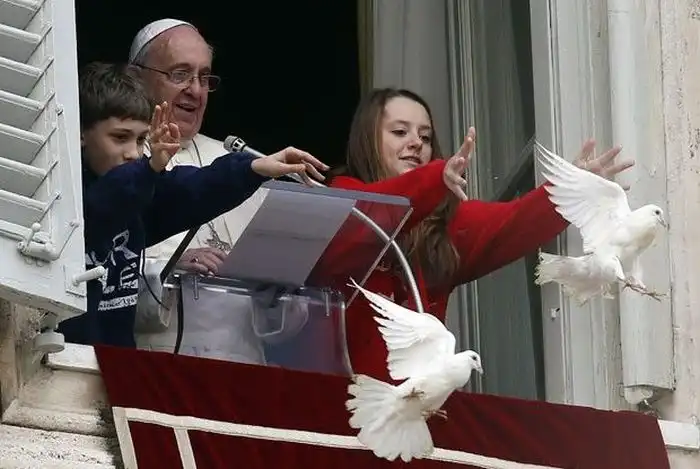 Папа Римский выпустил "голубей мира" после обращения к жителям Украины