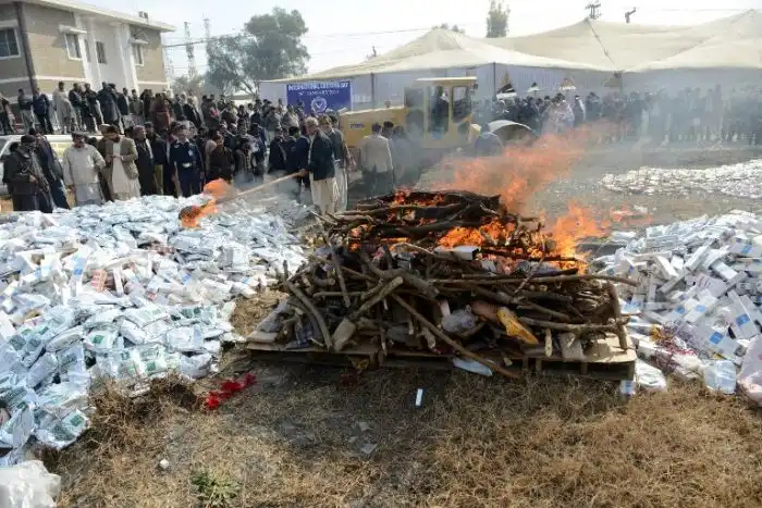 Церемония уничтожения запрещённых вещей в Пакистане