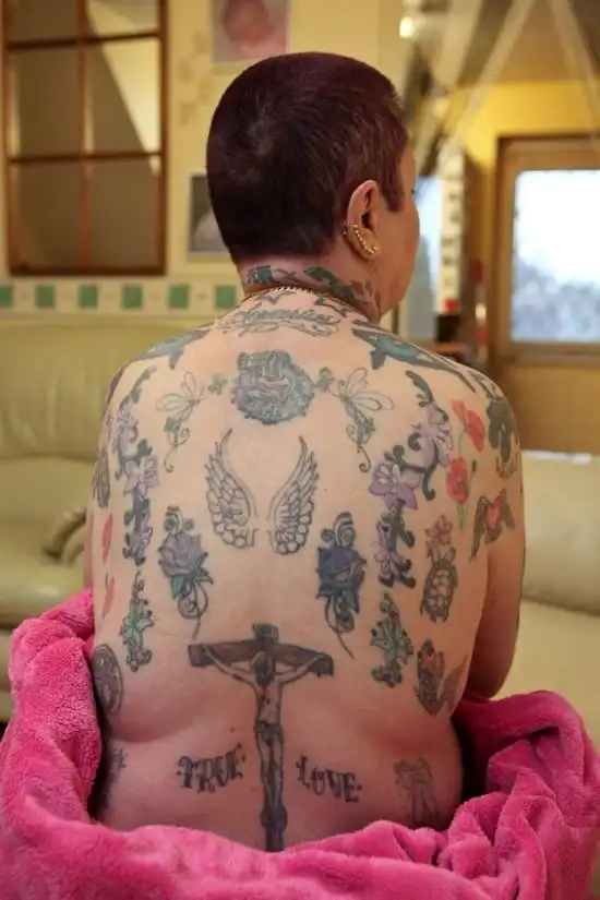 64-летняя бабушка, которая любит татуировки