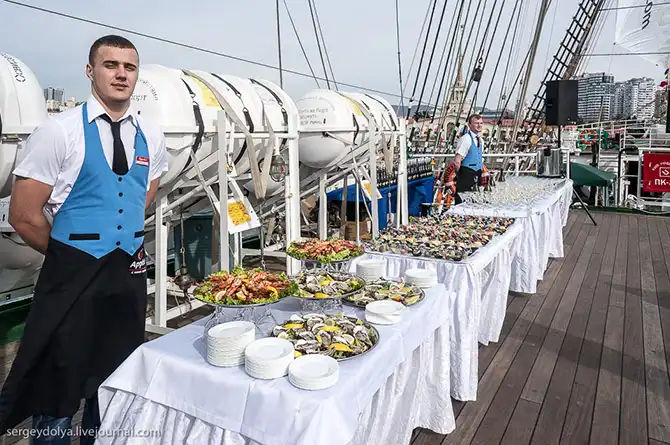 Парусник Крузенштерн в Сочи