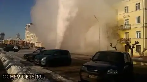 В Тамбове в центре города из-за прорыва на теплотрассе образовался «гейзер»