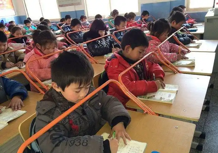 Как в китайских школах учат правильно сидеть и держать осанку