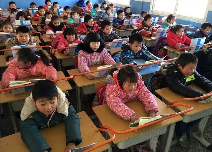 Как в китайских школах учат правильно сидеть и держать осанку
