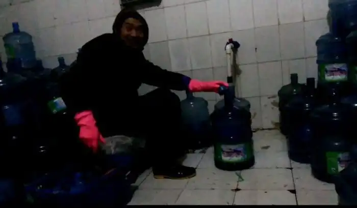 Как в Китае разливают бутилированную воду