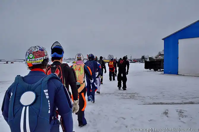 Как парашютисты совершают прыжки