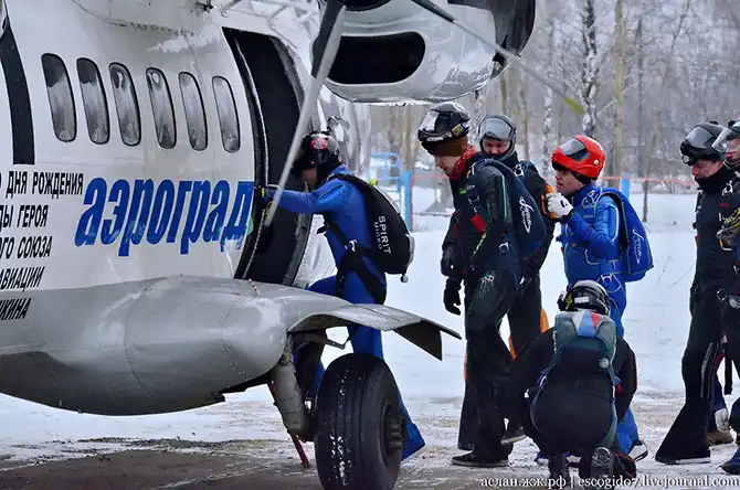 Как парашютисты совершают прыжки