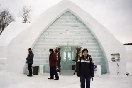 Ледяной отель в Канаде