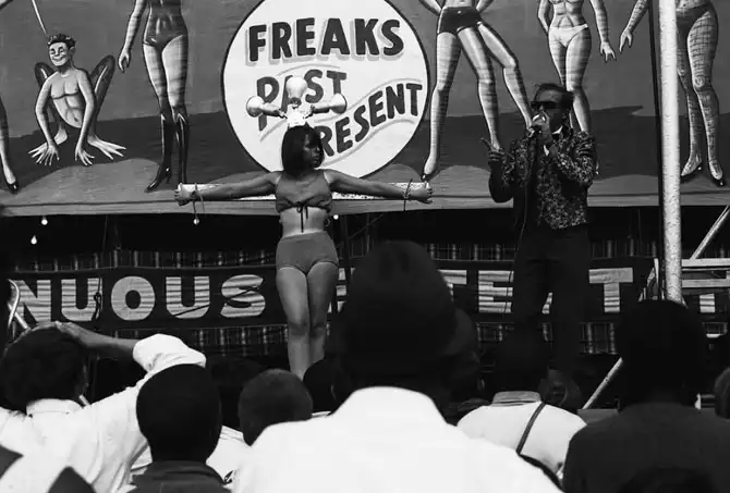 Жители старого Детройта в черно-белых фотографиях